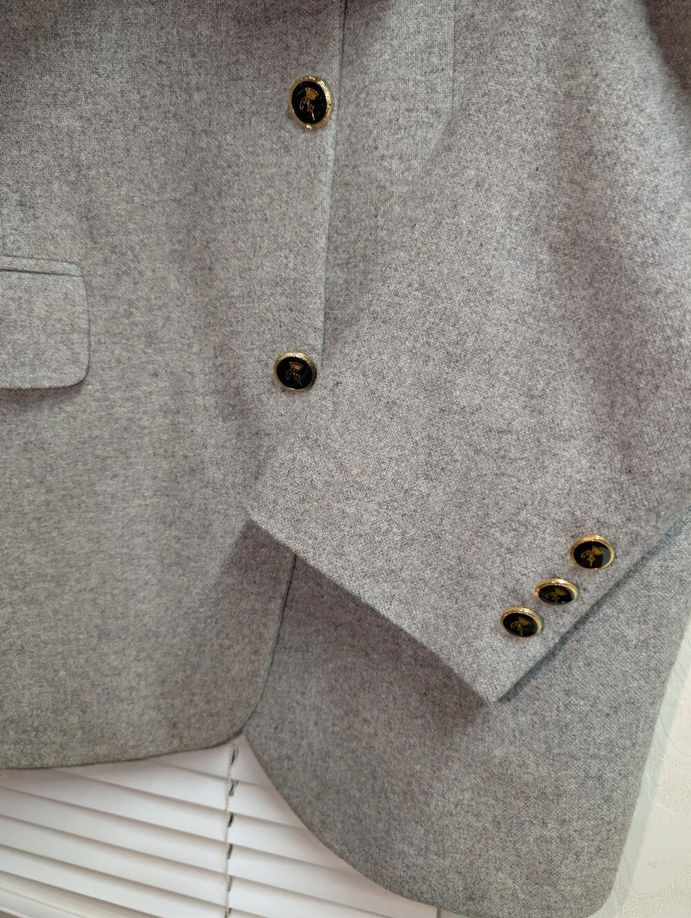 Men's Gray 100% Cashmere Two-Button Sport Coat. (42R)